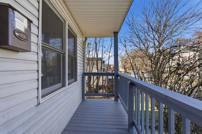 Building Photo - 33 Guilford St