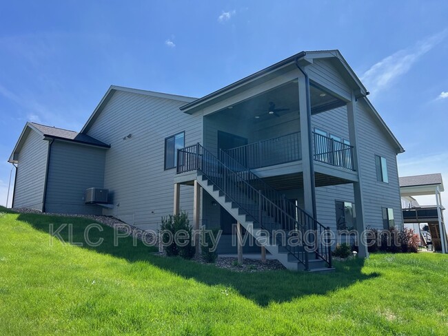 Building Photo - 2850 Sunflower Dr