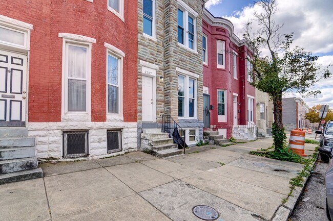 Building Photo - Beautifully Updated Townhome in Prime Loca...