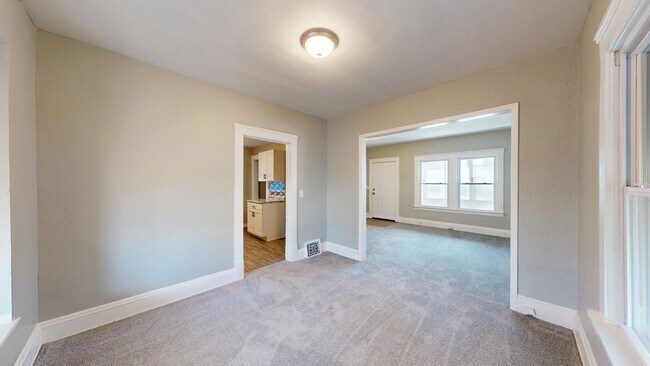 Building Photo - 3 Bed / 1 Bath in Cleveland!