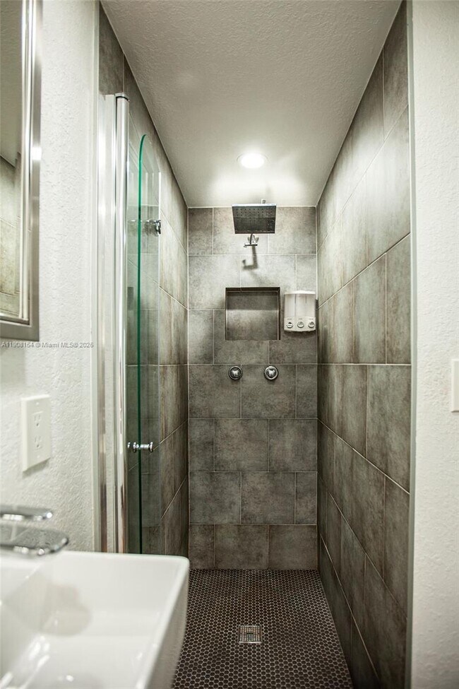 Building Photo - 1050 NW 46th St