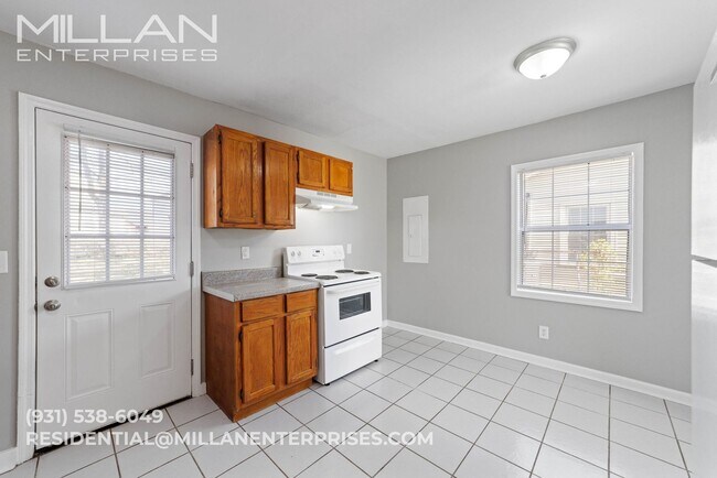 Building Photo - Cozy Home Featuring Spacious Rooms and Large Yard Close to Fort Campbell