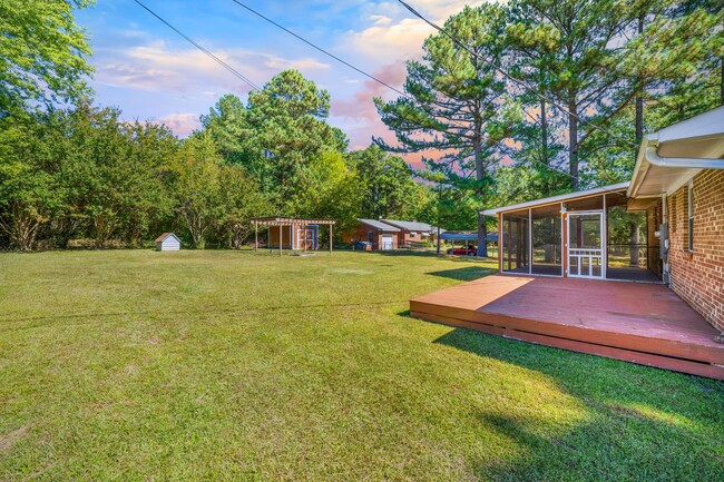 Building Photo - Charming 3-bed/2 bath home with large yard...
