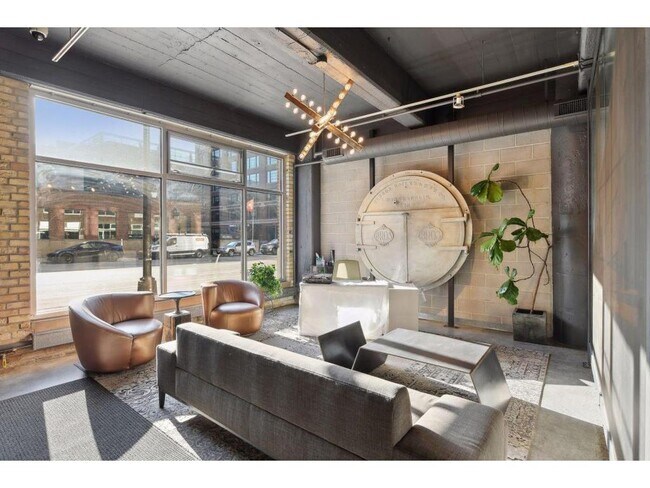 Building Photo - 700 N Washington Ave