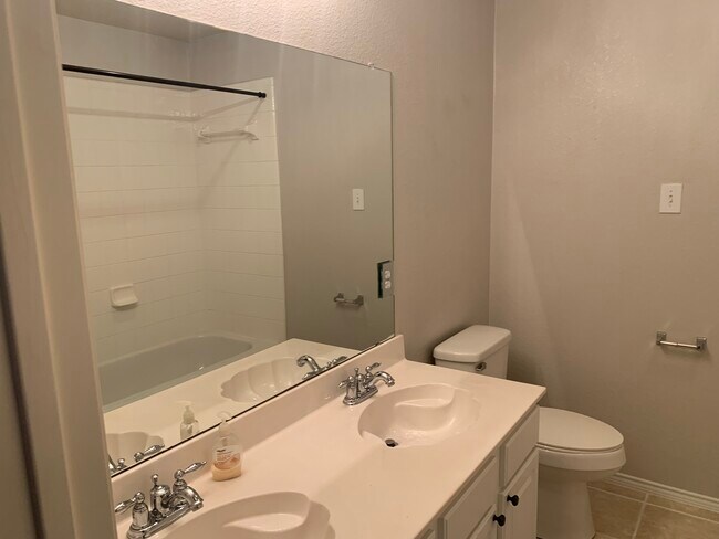 Building Photo - 2031 Trail Gln