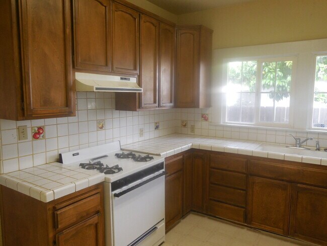 Building Photo - 3 Bedroom / 1 Bath House