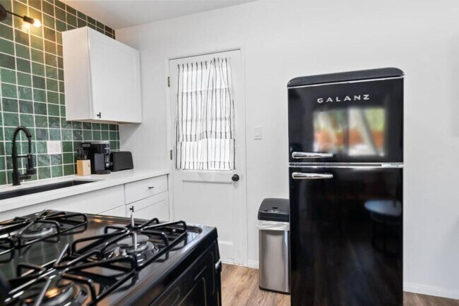 Building Photo - Cozy, Fully Furnished, Two Bedroom Rental-...