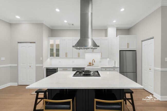 Building Photo - Luxurious Fully Furnished Penthouse Retrea...