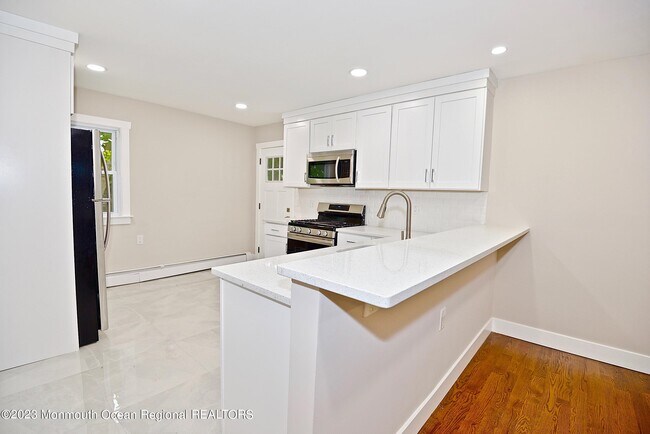 Building Photo - 57 Golden Glow Circus