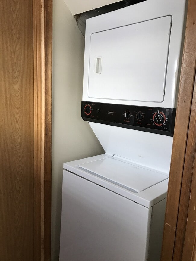 Building Photo - 1618 Maple Grove Rd