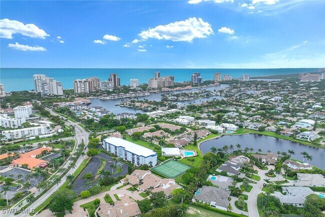 Building Photo - 571 Park Shore Dr