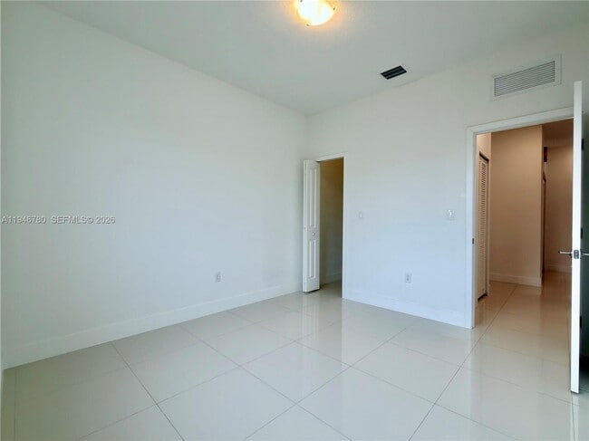 Building Photo - 404 SW 91st Ct