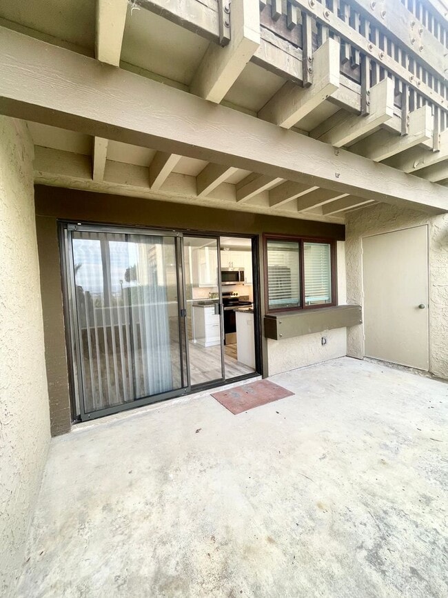 Building Photo - Del Mar Heights 1 br condo