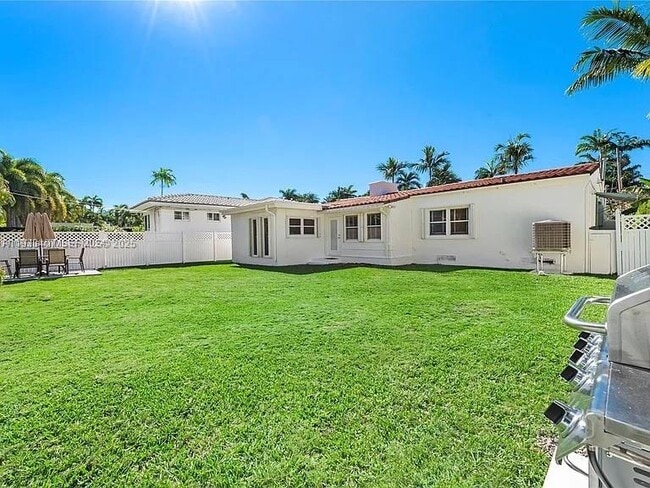 Building Photo - 5371 N Bay Rd