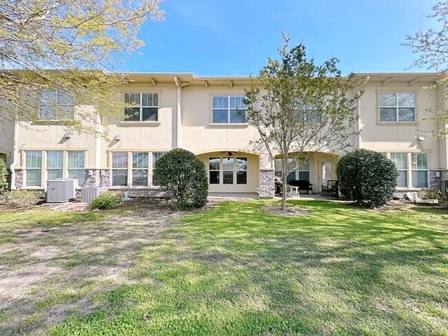 Building Photo - 3 Bedroom Townhouse in Gated Community off...