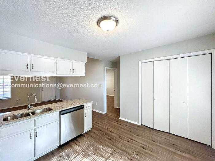 Building Photo - 5949 Shannon Dr