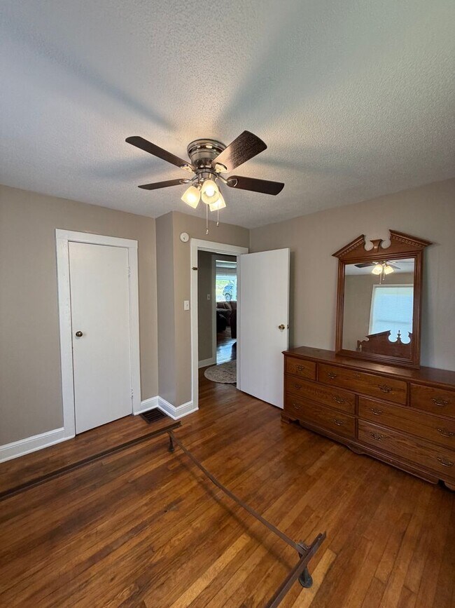 Building Photo - Charming Remodeled Farmhouse with Large Yard in Convenient Kingsport Location