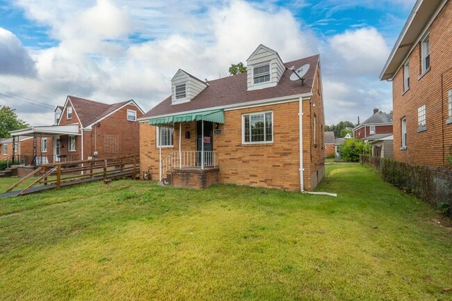 Building Photo - MOVE IN SPECIAL! SCORE HALF OFF 1ST MONTH'...