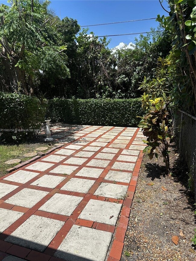 Building Photo - 527 Gerona Ave