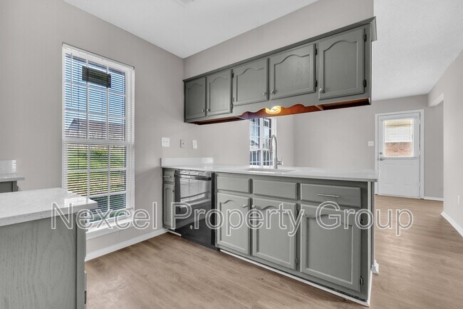 Building Photo - 10212 Oak Leaf Dr