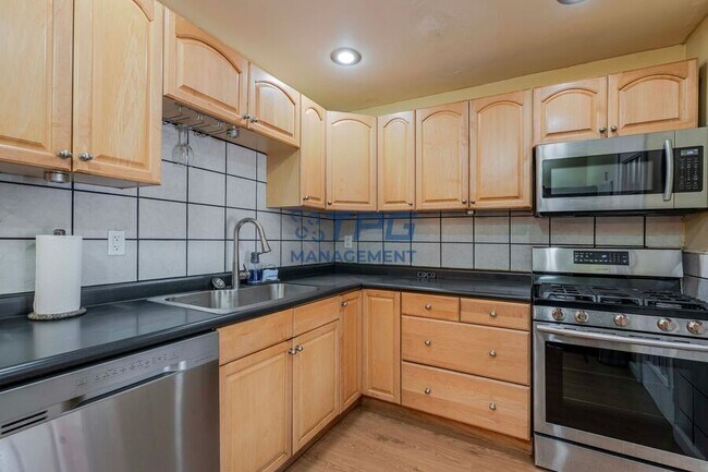 Building Photo - 8 Windsor Dr