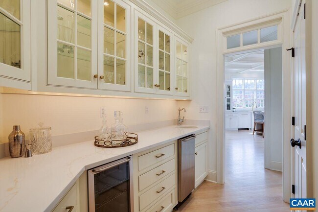 Building Photo - 585 Ragged Mountain Dr