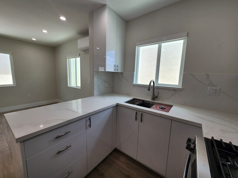Building Photo - 528 Amherst Dr