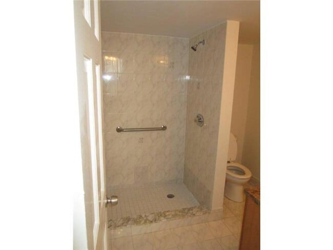 Building Photo - Spacious 2 Bedroom, 2 Bath Condo in Gated Community