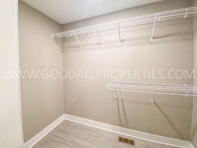 Building Photo - Must See this 4 Bedroom Walkout Ranch in Desoto