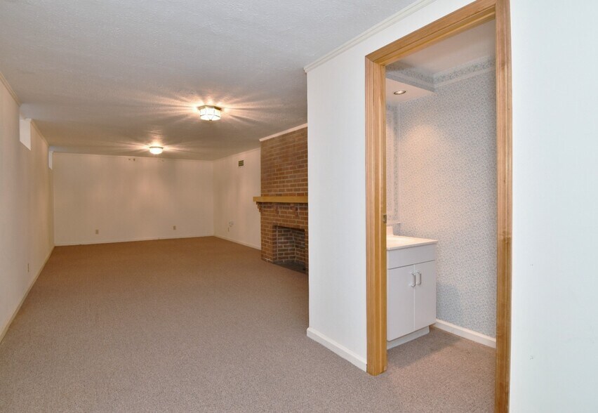 Building Photo - 2027 Riverside Dr
