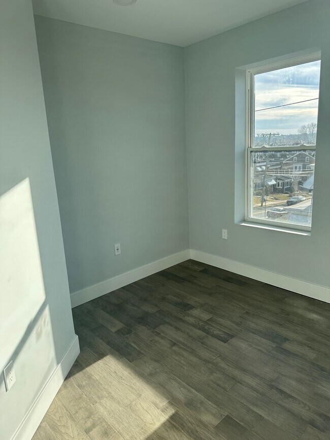 Building Photo - 484 Shurs Ln