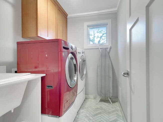 Building Photo - Spacious 4-Bed Gem with 3.5 Baths next to Minnehaha Creek