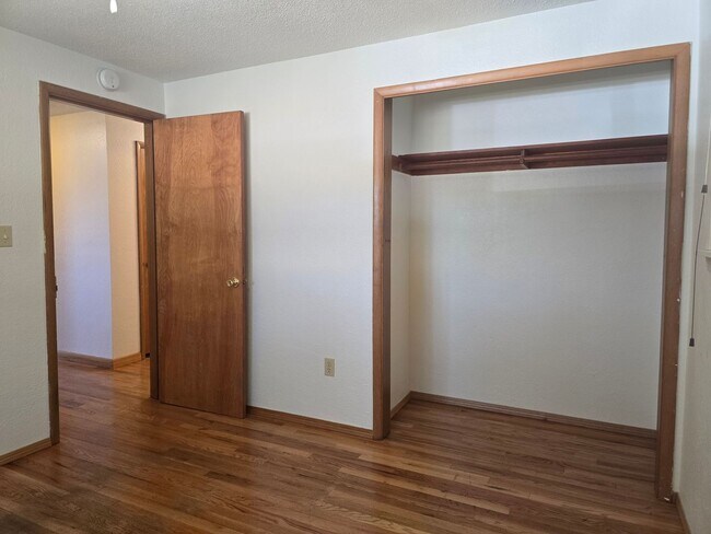 Building Photo - Spacious North Tacoma Rambler
