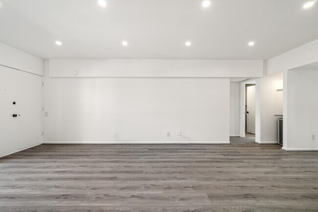 Building Photo - 277 E Alejo Rd