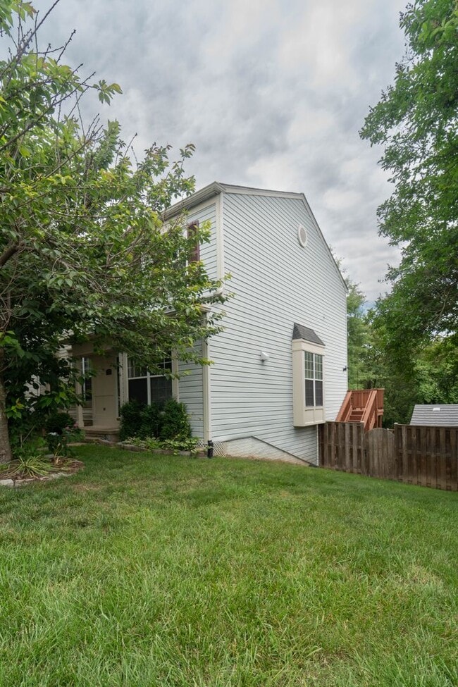 Building Photo - Updated 3-Level End Unit Townhouse in Caro...