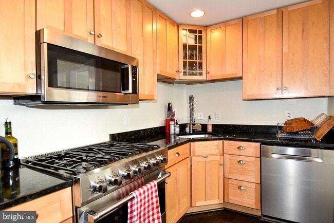 Building Photo - 2426 Observatory Pl NW