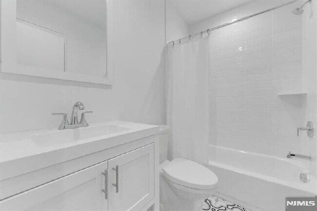 Building Photo - Renovated Modern 2 Bedroom -  No Fee