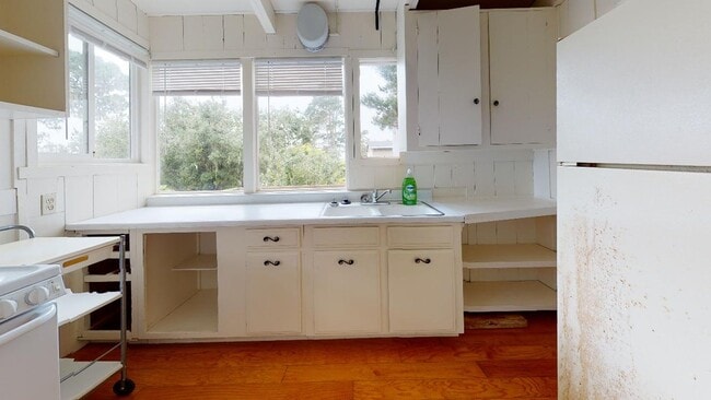 Building Photo - One Bedroom Single Family Home in Pacific ...