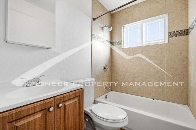 Building Photo - Charming Home with Central AC and Washer/Dryer