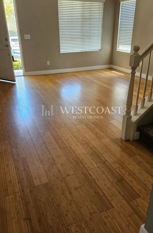 Building Photo - Elegant 3-Bedroom Home in Gated Vista Comm...