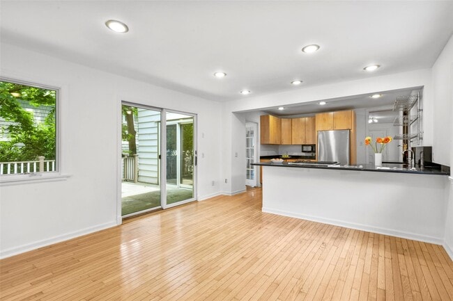 Building Photo - 721 Forest Ave