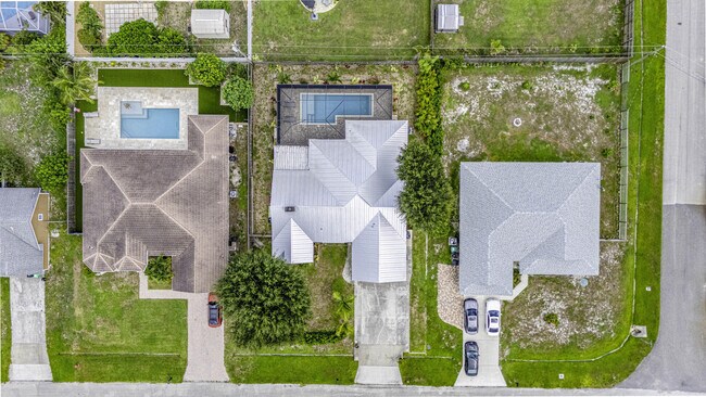 Building Photo - 3989 SW Jarmer Rd