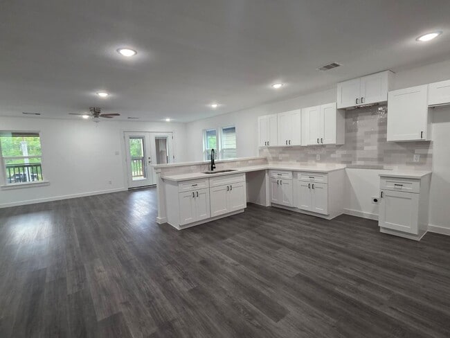 Building Photo - Stunning Duplex with Garage & Modern Finishes