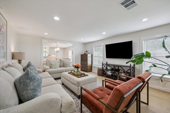 Building Photo - 1410 E 32nd 1/2 St