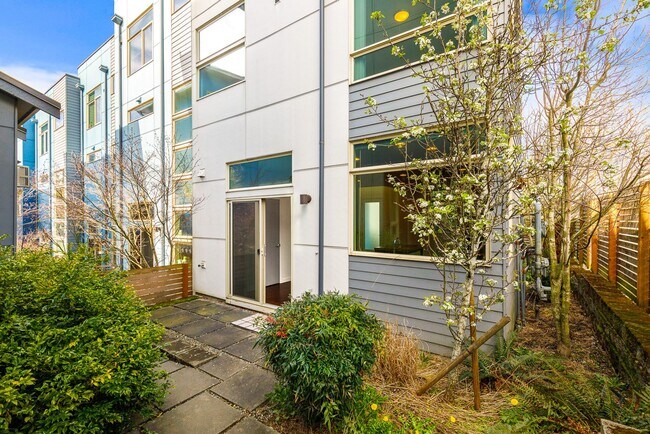 Building Photo - Great City Location - Corner 3 Bedroom Tow...