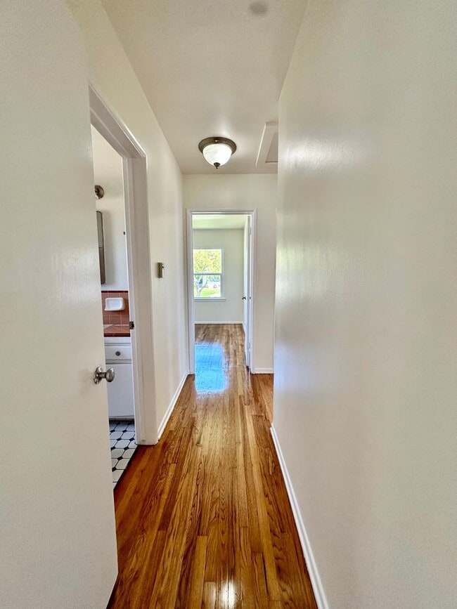 Building Photo - Single Family Home w/Backyard - 3 Bed/1 Bath
