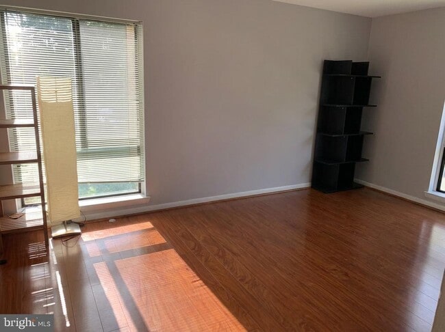 Building Photo - 615 Center St