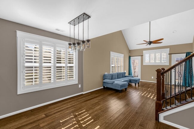 Building Photo - 3 Bedroom, 2 1/2 Bathroom End Unit Townhome in Greensboro