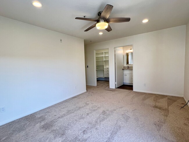Building Photo - Upgraded 2 Bedroom 2 Bath Condo with Lots ...