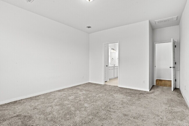 Building Photo - "Charming 3-Bedroom Home with 2 Baths in San Marcos – 1821 Sq Ft of Comfort!"